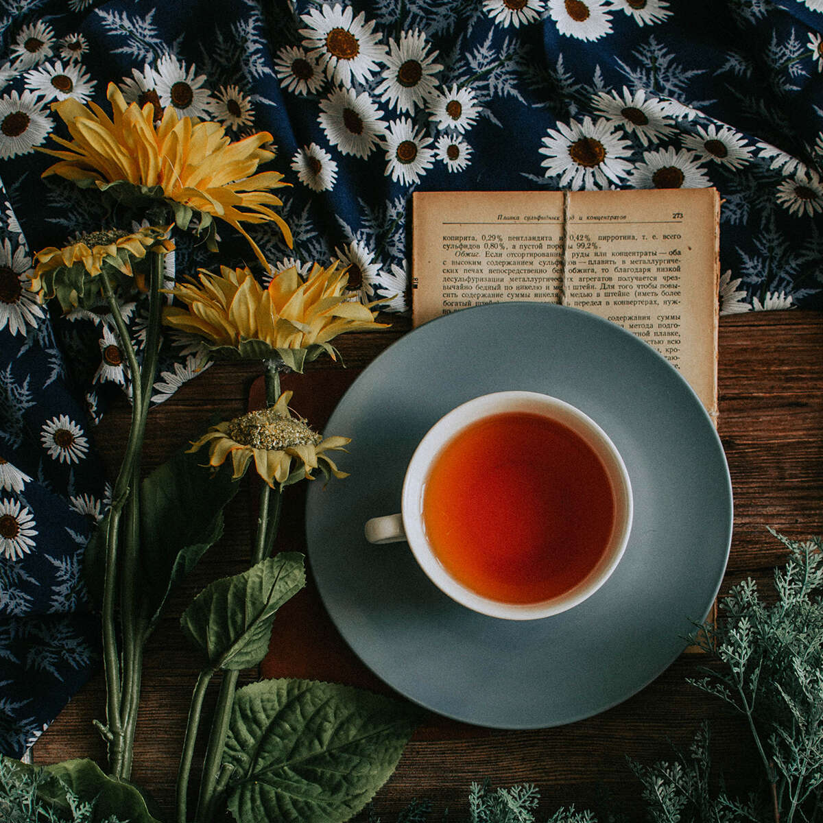 A cup of tea on top of a saucer.
